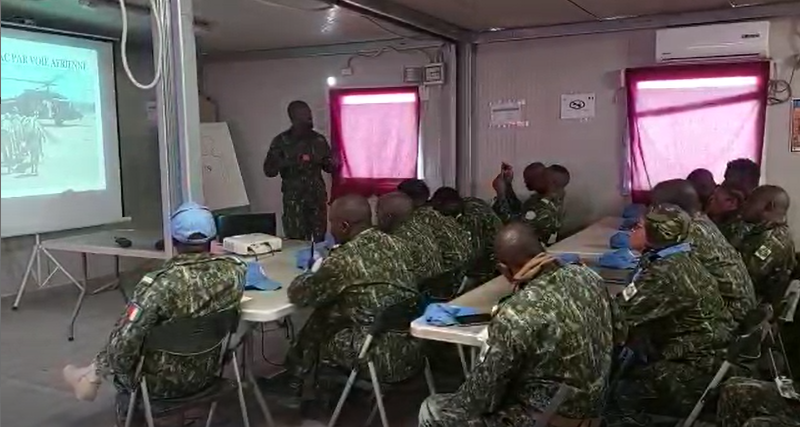 Initiation du personnel de Gangan 8 sur la prise en charge initiale des blessés sur les théâtres d&rsquo;opérations militaires, le CASEVAC par le Médecin de Contingent Adama Condé.
