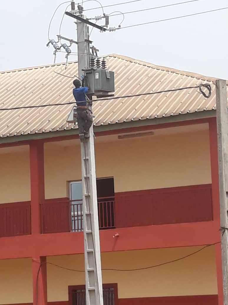 Pose du transformateur électrique du CMCAM à Sonfonia