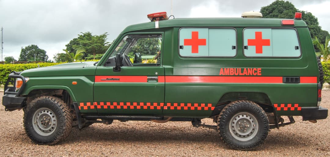 Remise de médicaments et de kit informatique au CMCA de N&rsquo;zérékoré ( Quatrième Région Militaire) par les missionnaires de la DGSSA.